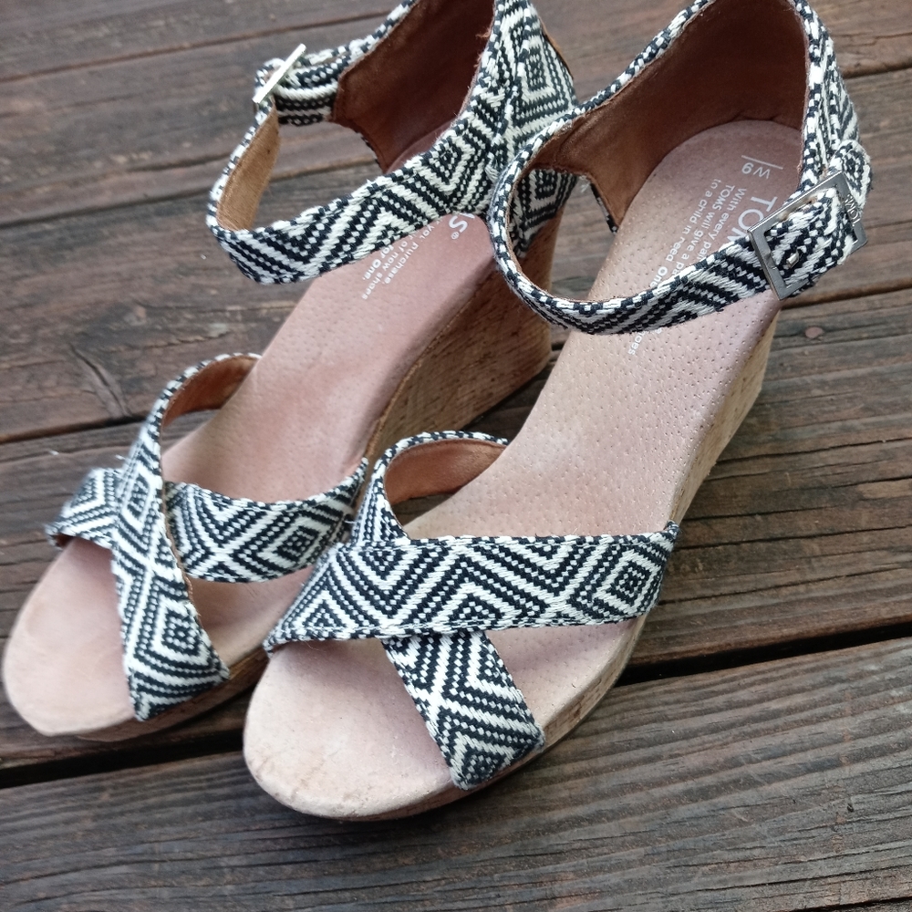 Toms Black and White Geometric Wedge Sandals